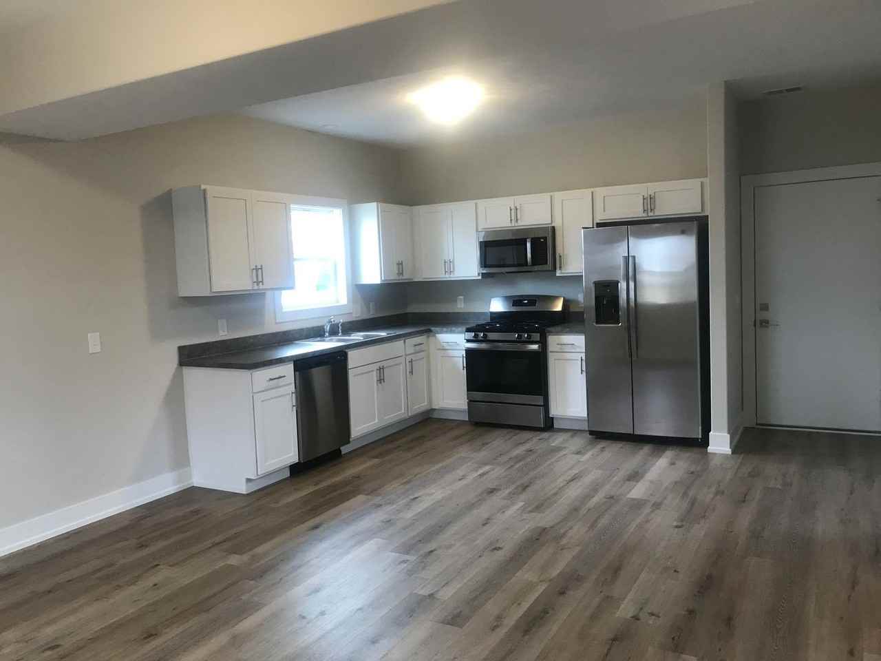 1352 6th St - Photo 3 of 15