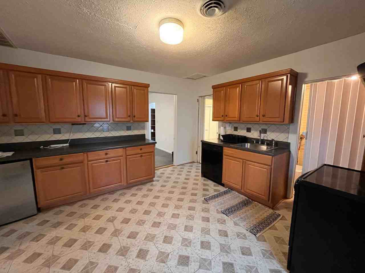 1006 7th St - Photo 3 of 10