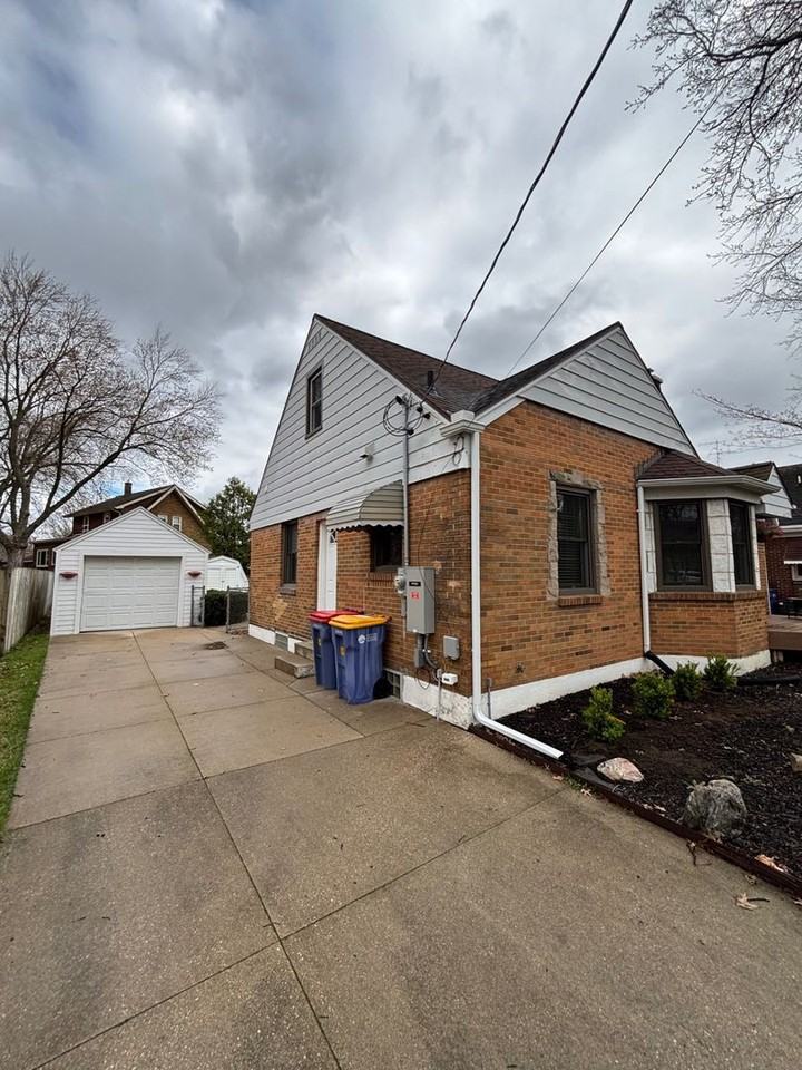 709 Mulford Dr Se - Photo 2 of 18