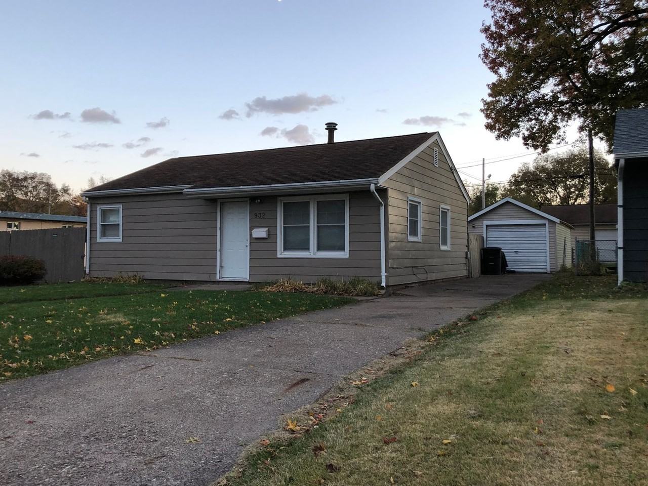 932 43rd Ave - Photo 3 of 11