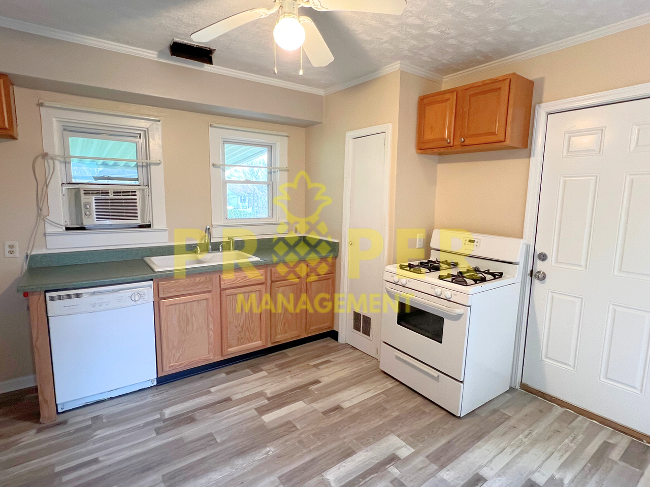 2501 Fairport Ave - Photo 7 of 12