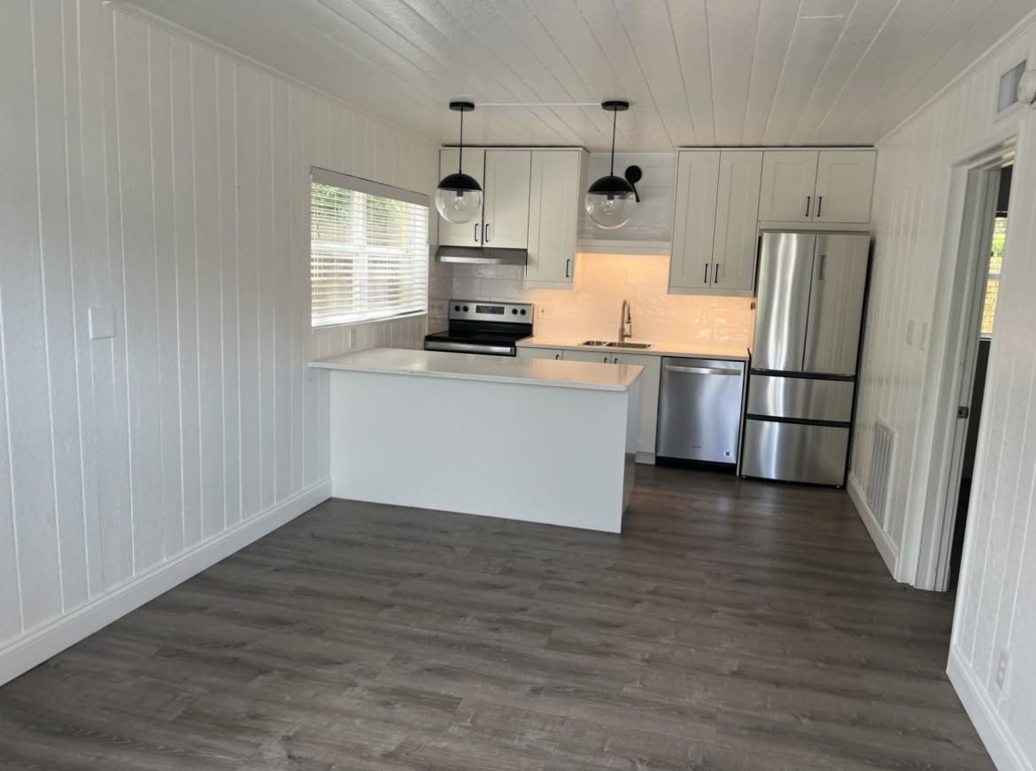 811 Lotus Path - Photo 2 of 7