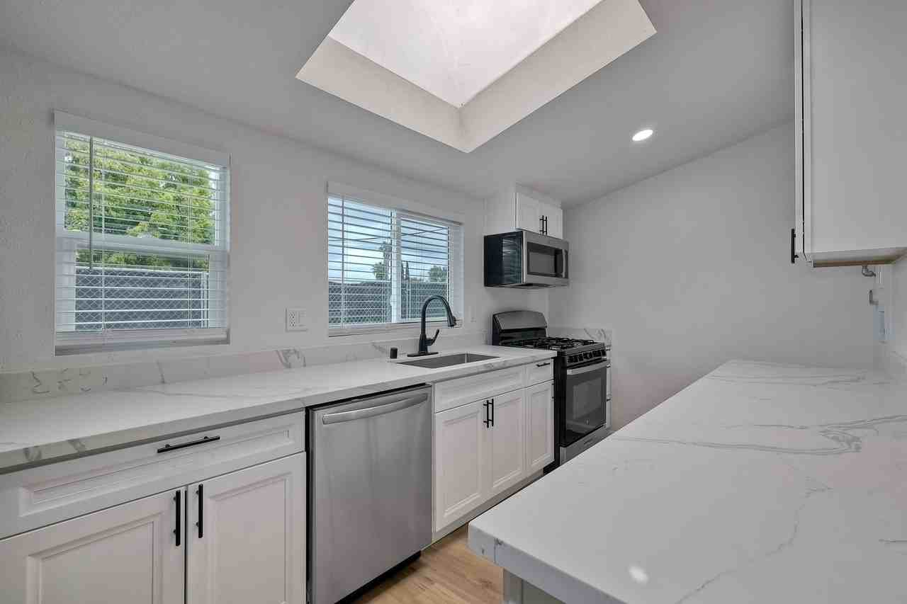 1024 Hanover St - Photo 2 of 23