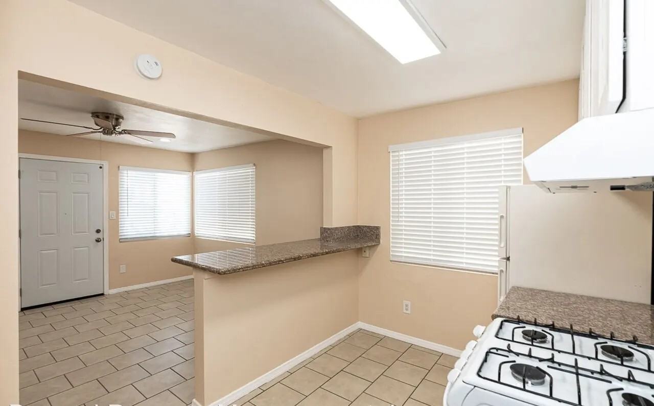 4209-4223.5 Winona Avenue - Photo 5 of 15