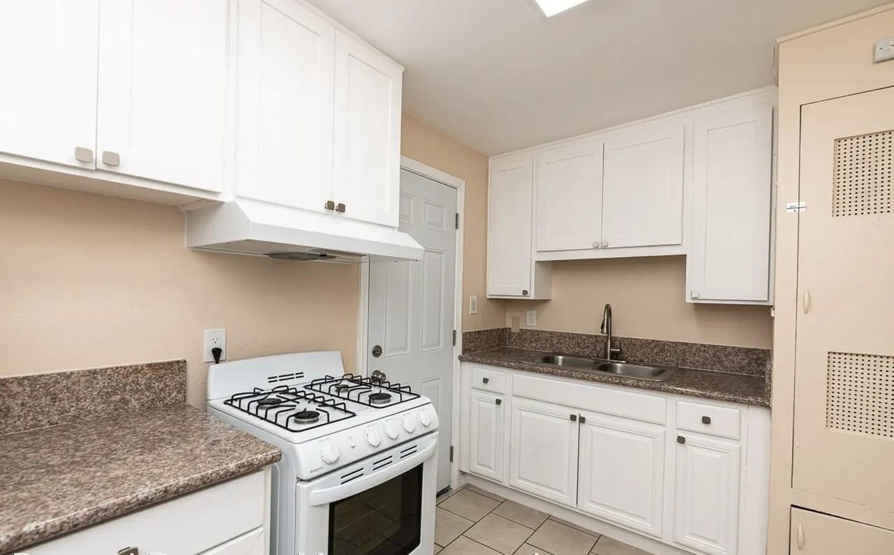 4209-4223.5 Winona Avenue - Photo 6 of 15