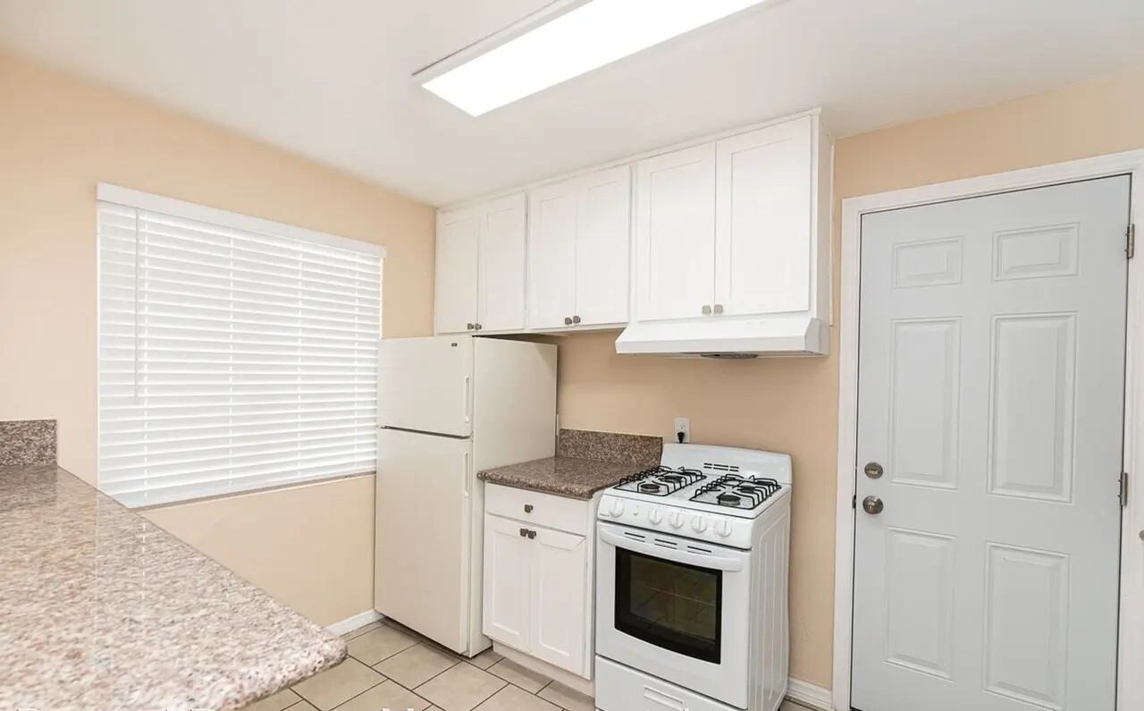 4209-4223.5 Winona Avenue - Photo 7 of 15