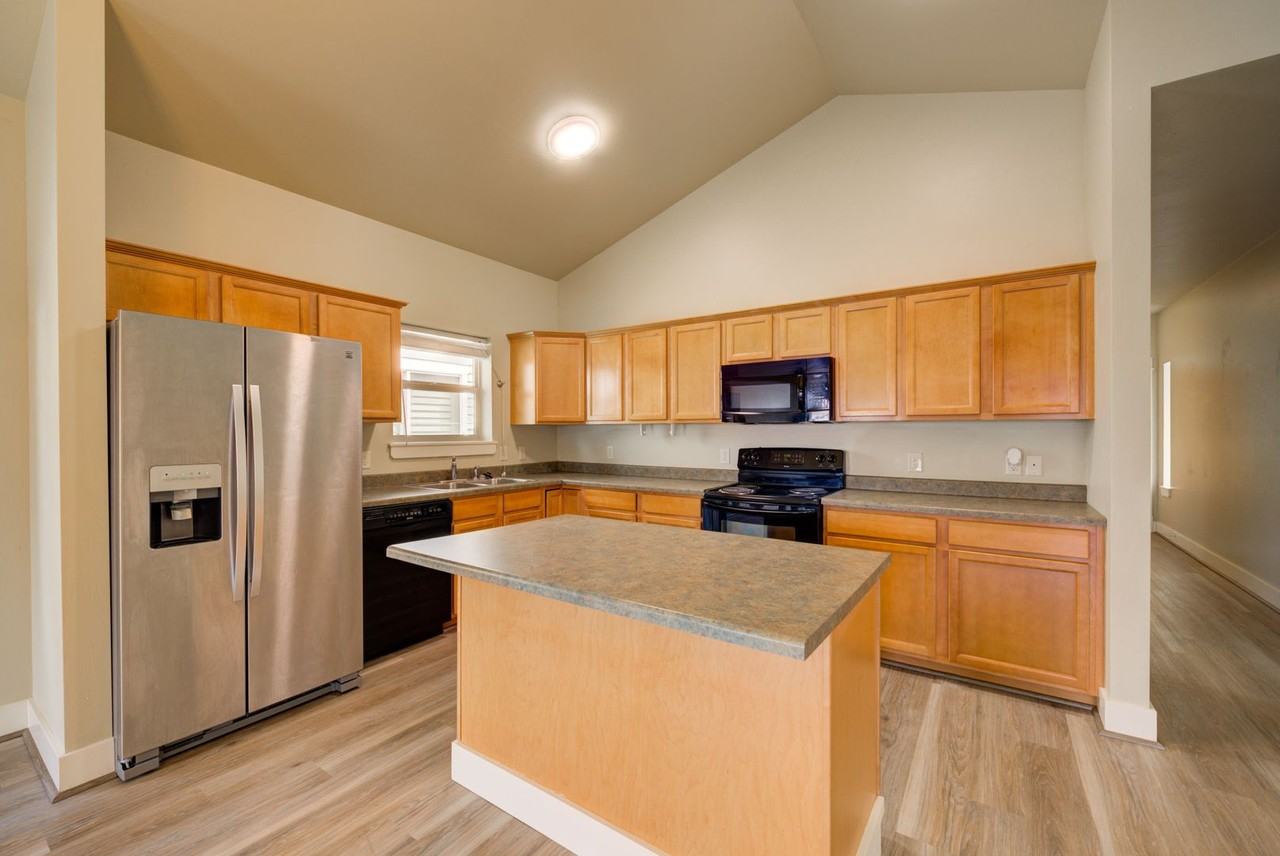 235 Stafford Ave - Photo 7 of 23