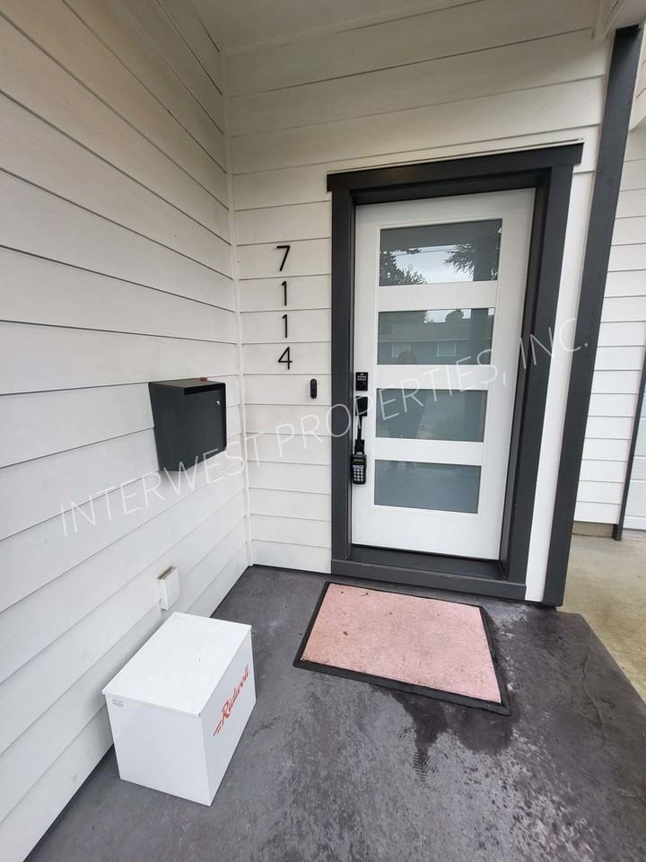 7114 Ne 8th Ave #A - Photo 2 of 37