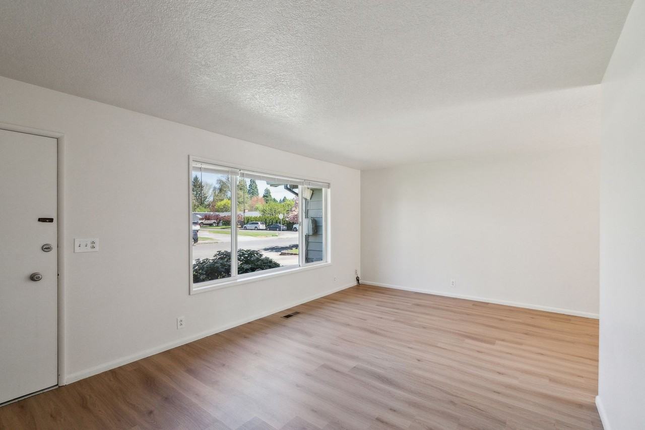 1554 Se Spruce St - Photo 3 of 14