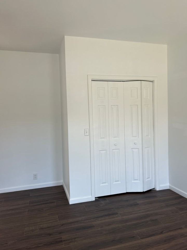 905 S Elliott St - Photo 2 of 9