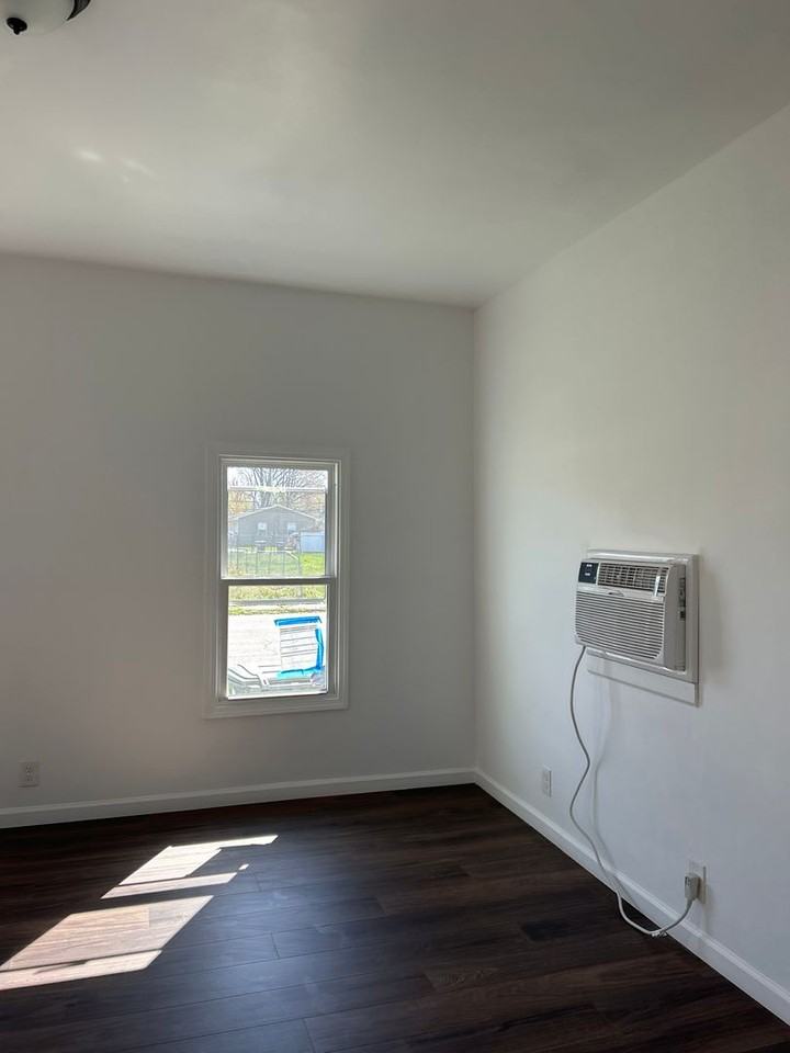 905 S Elliott St - Photo 3 of 9