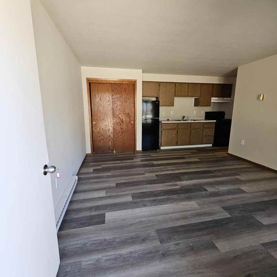 555 W High St - Photo 2 of 14