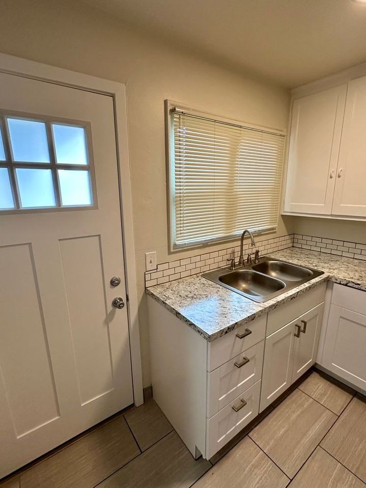 1015 Elm St Sw - Photo 3 of 11