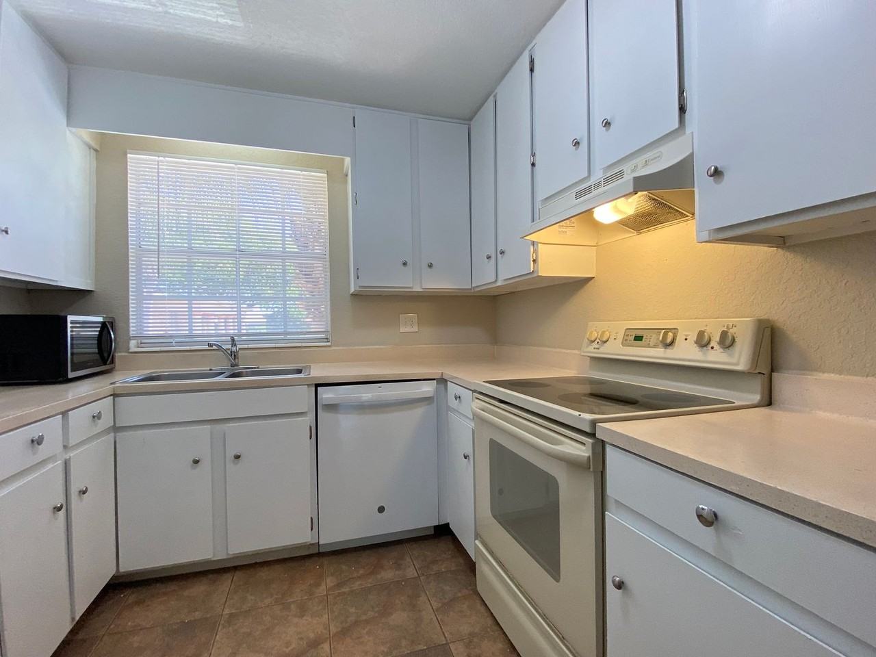 412 Banyon Tree Cir #202 - Photo 2 of 16