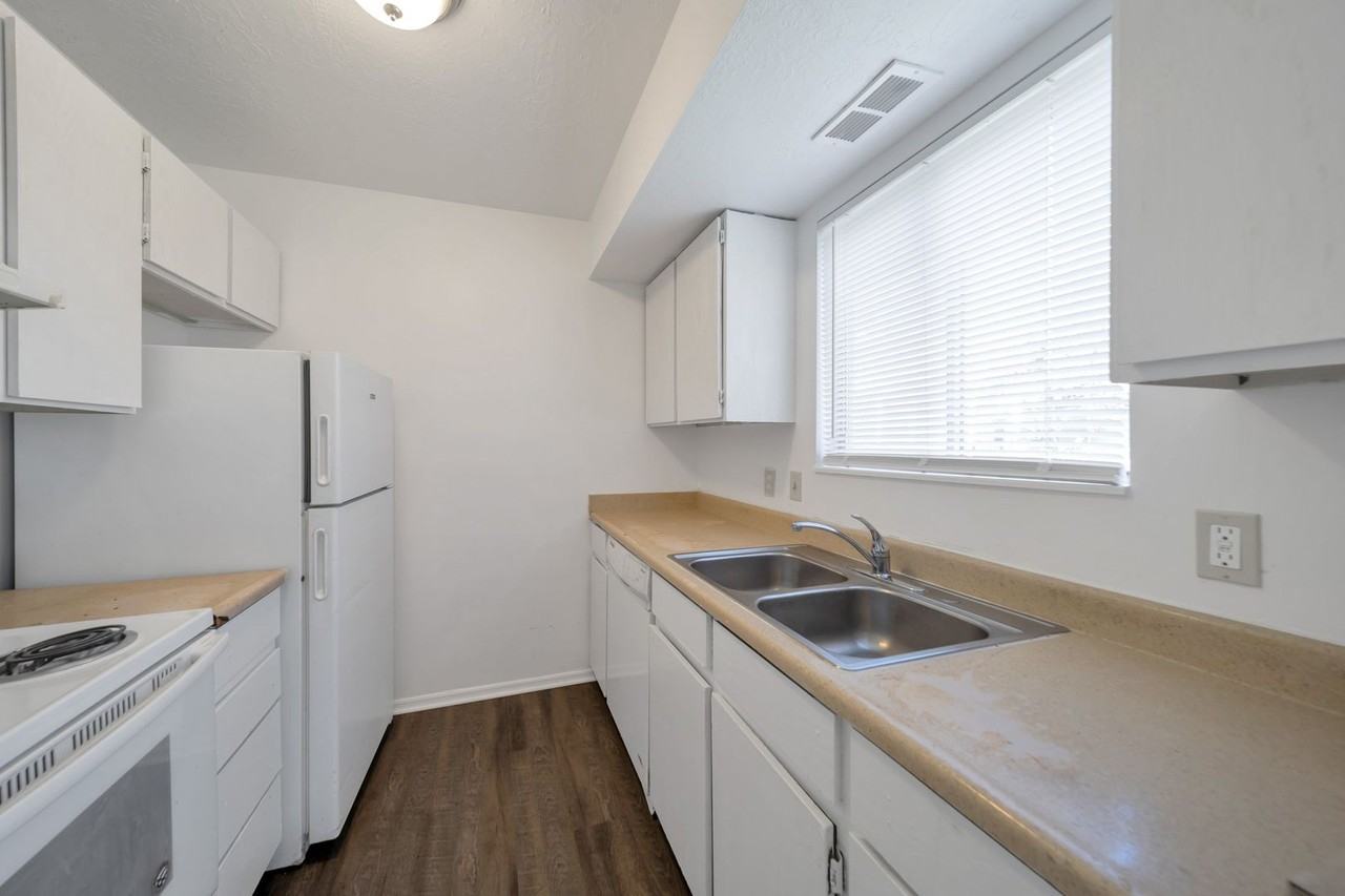 558 N Redwood Rd #2-2 - Photo 3 of 16