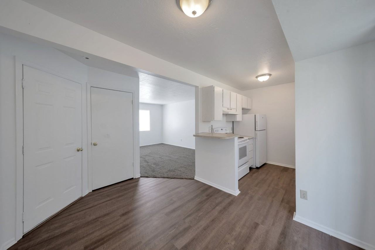 558 N Redwood Rd #2-2 - Photo 4 of 16