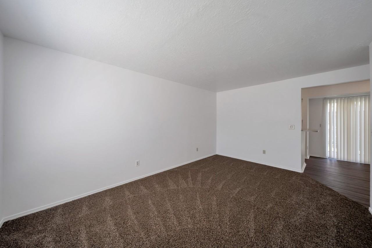 558 N Redwood Rd #2-2 - Photo 5 of 16