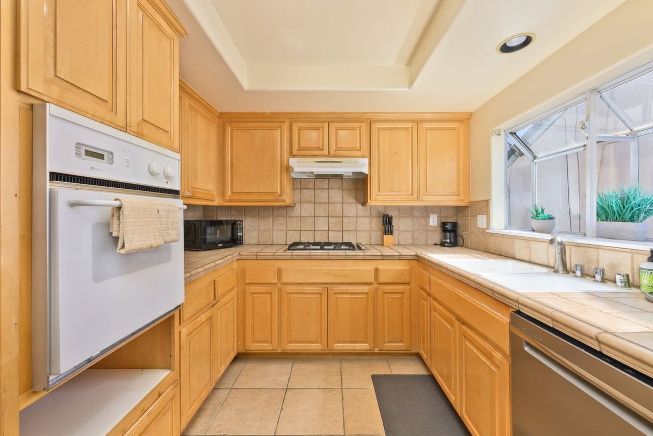 414 E Balboa Blvd - Photo 2 of 37