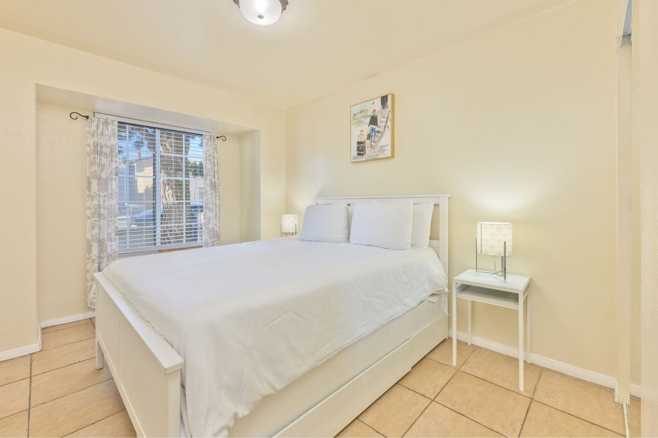 414 E Balboa Blvd - Photo 5 of 37