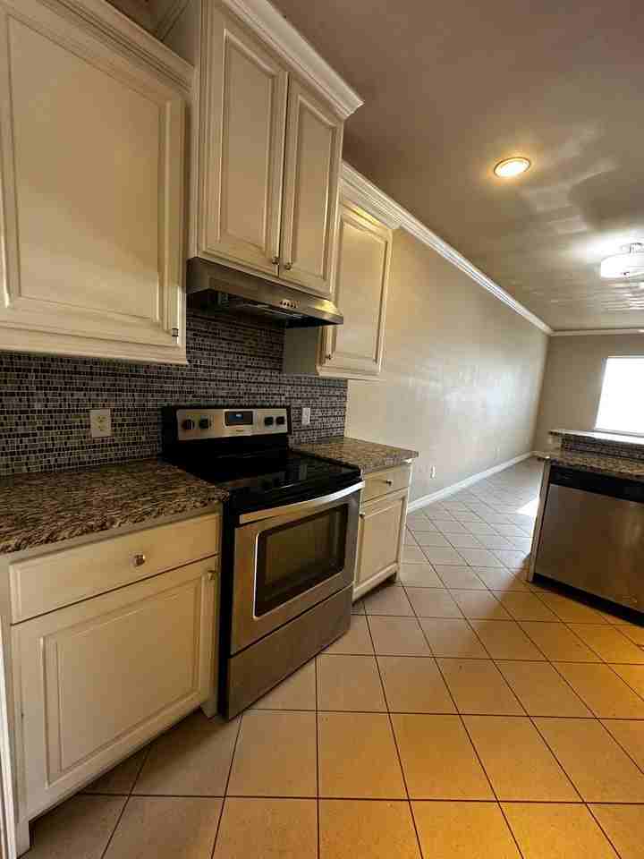 225 S Fenton Ave - Photo 3 of 14