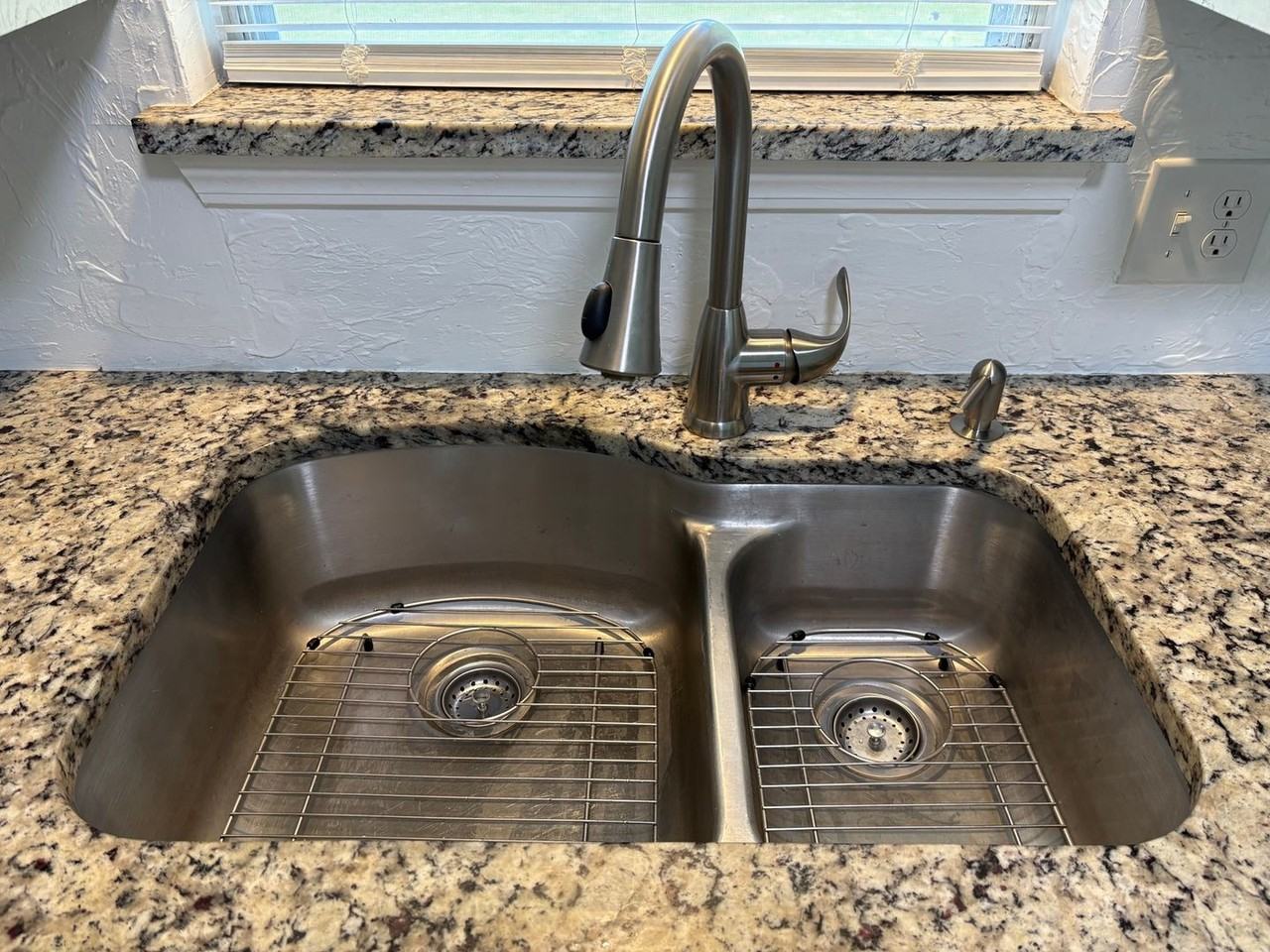 316 E 6th St - Photo 3 of 32