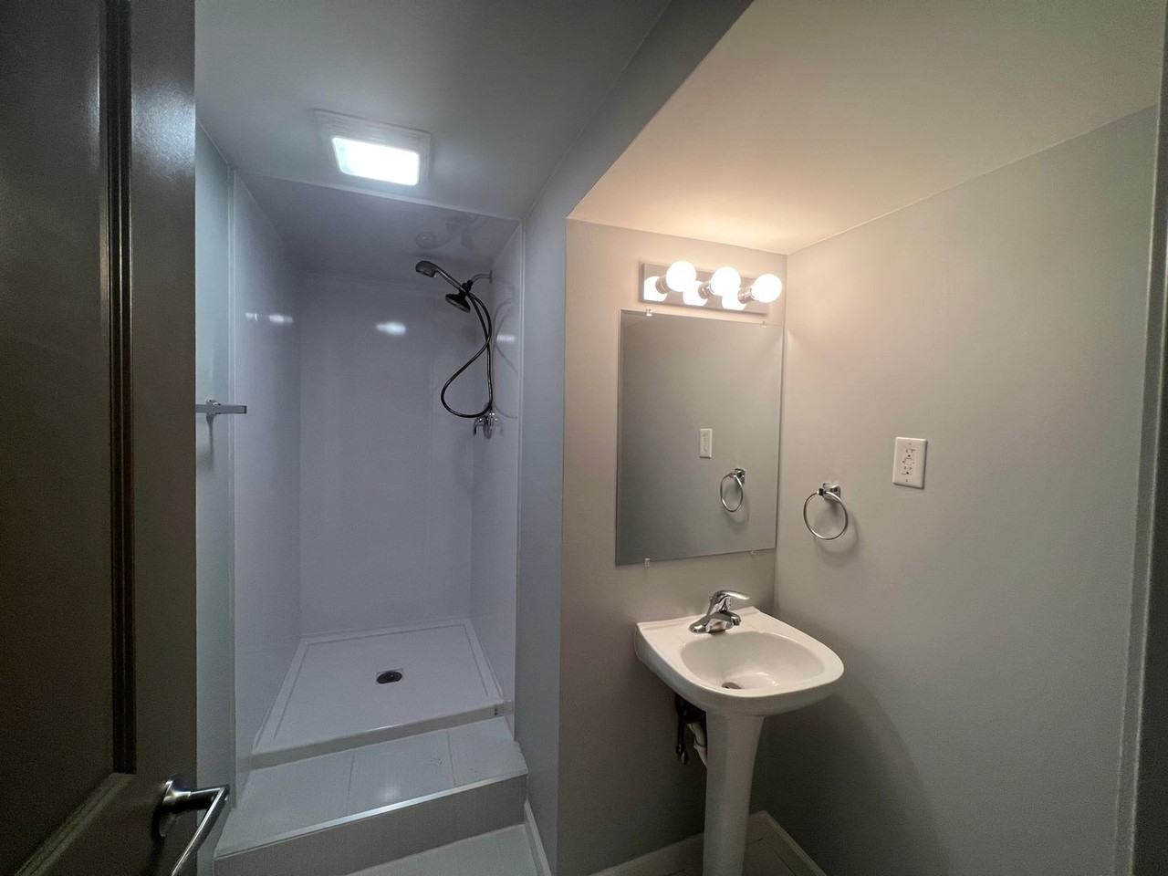 2921 Selkirk Rd - Photo 3 of 11