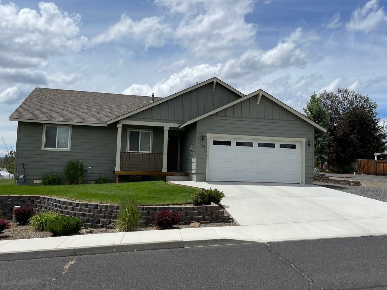 318 Ne Hillcrest St - Photo 2 of 11