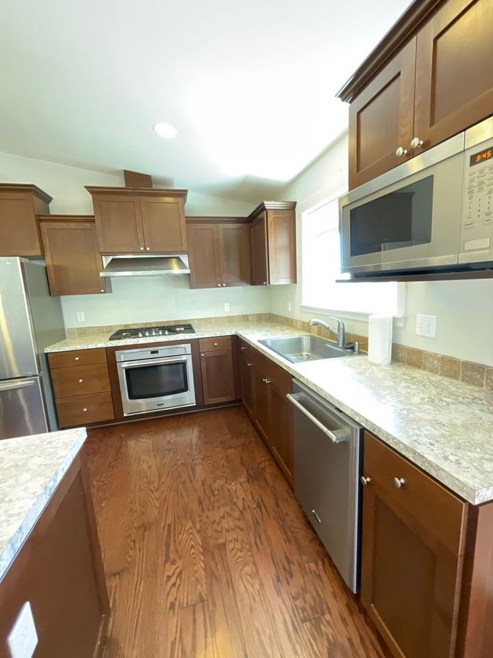 318 Ne Hillcrest St - Photo 3 of 11