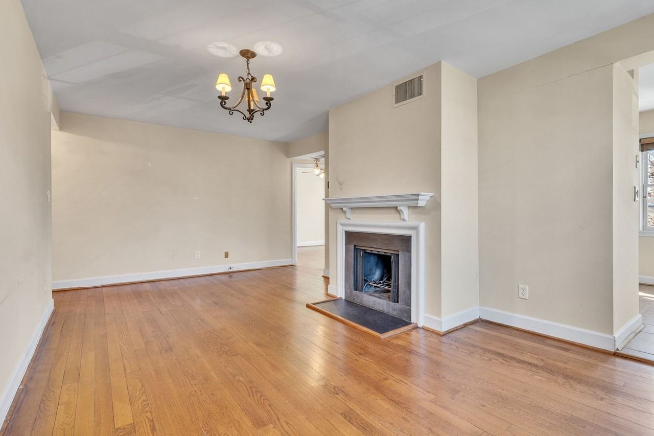 1105 N Pitt St - Photo 4 of 21