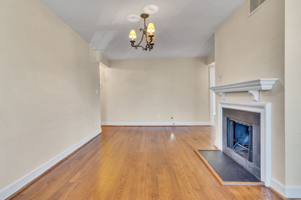 1105 N Pitt St - Photo 5 of 21