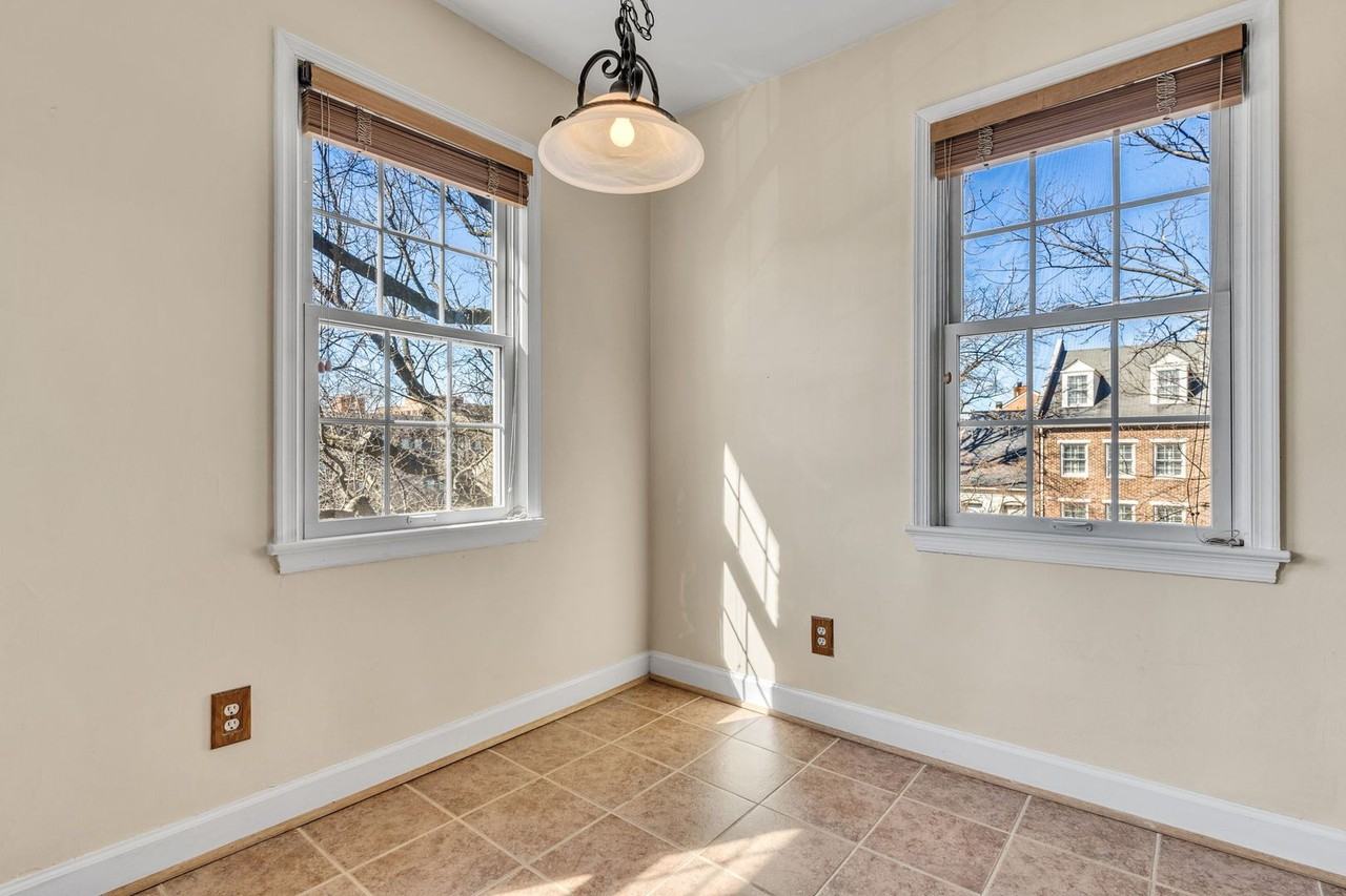 1105 N Pitt St - Photo 6 of 21