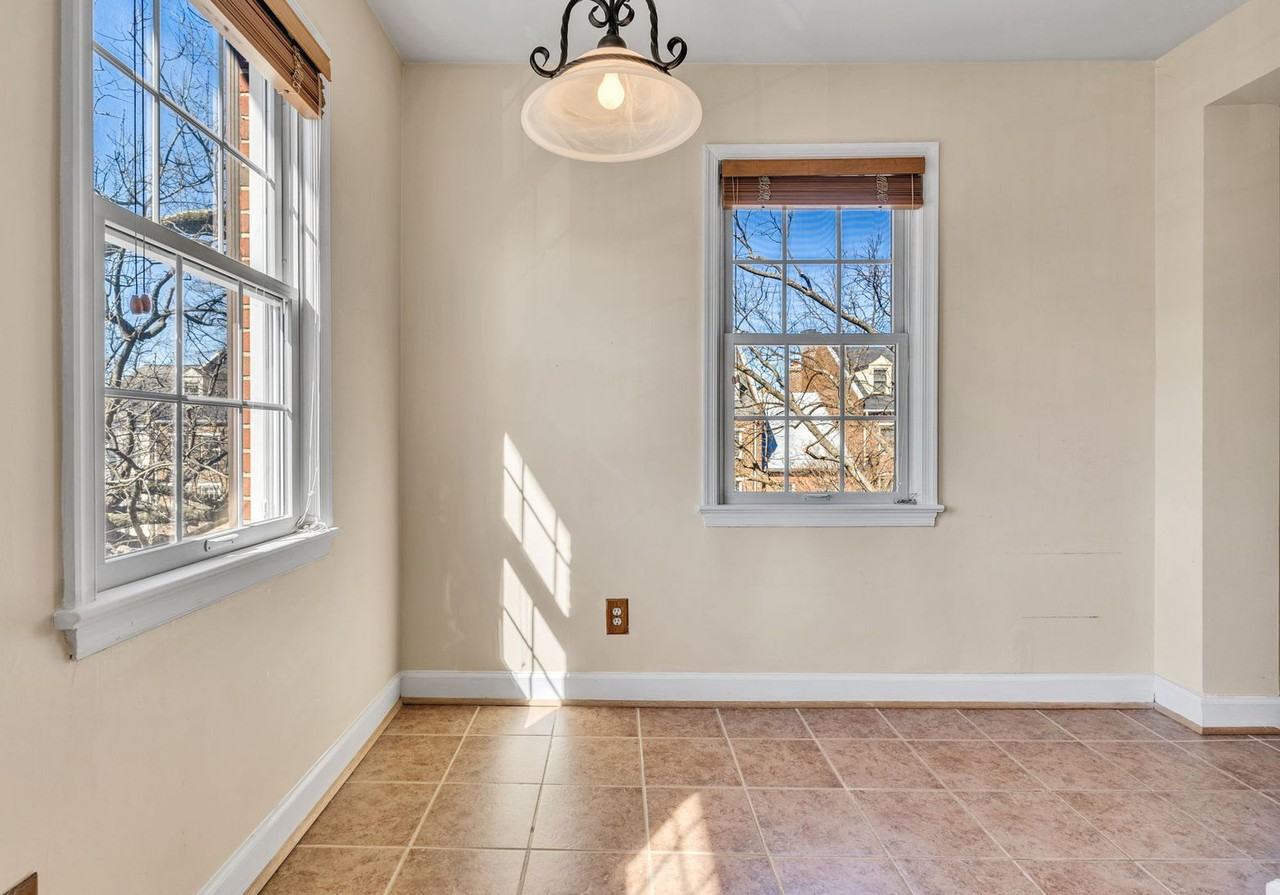 1105 N Pitt St - Photo 7 of 21