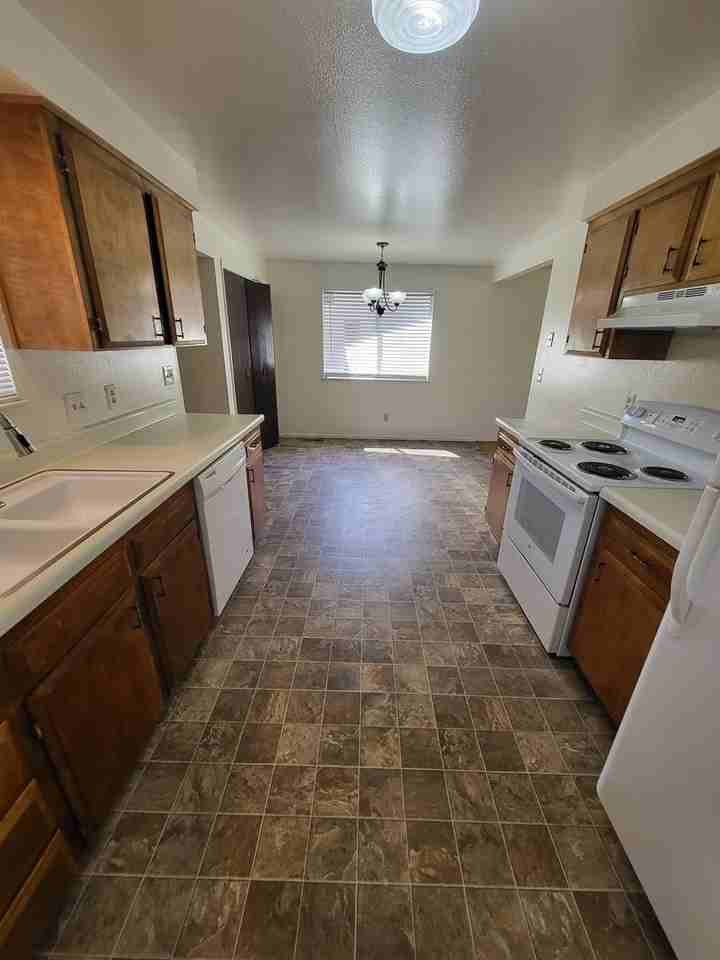 1704 Pyrenees St - Photo 2 of 11