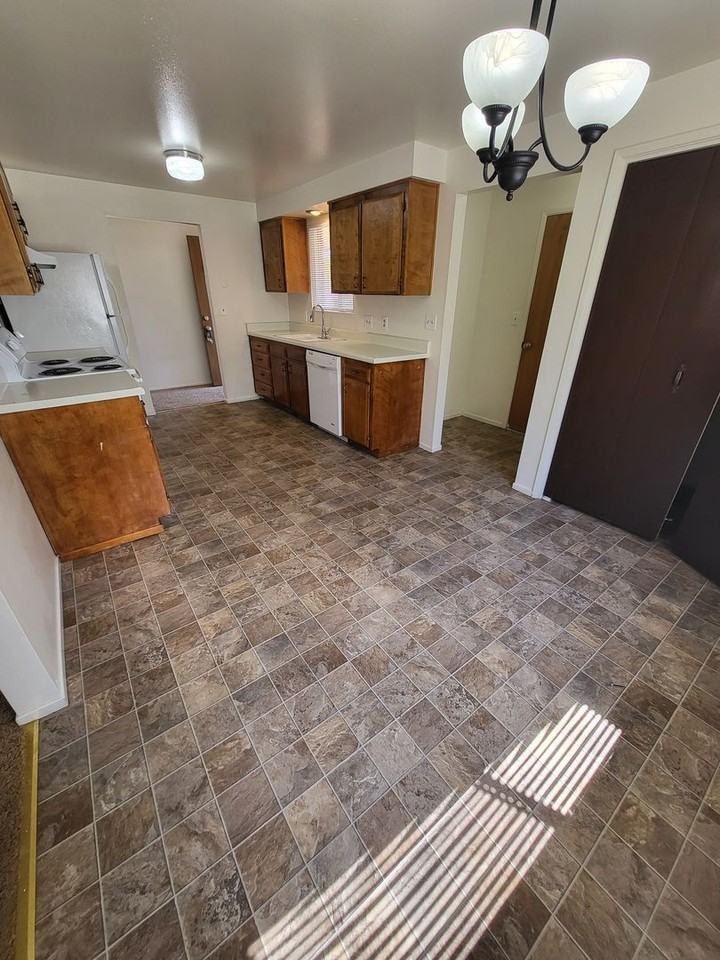 1704 Pyrenees St - Photo 3 of 11