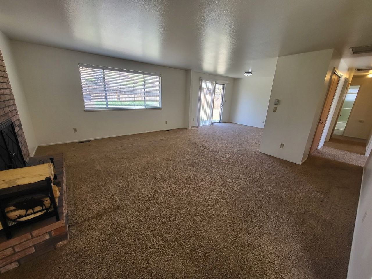 1704 Pyrenees St - Photo 4 of 11
