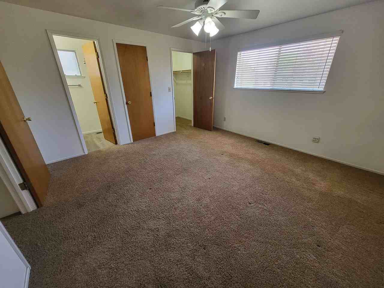 1704 Pyrenees St - Photo 6 of 11