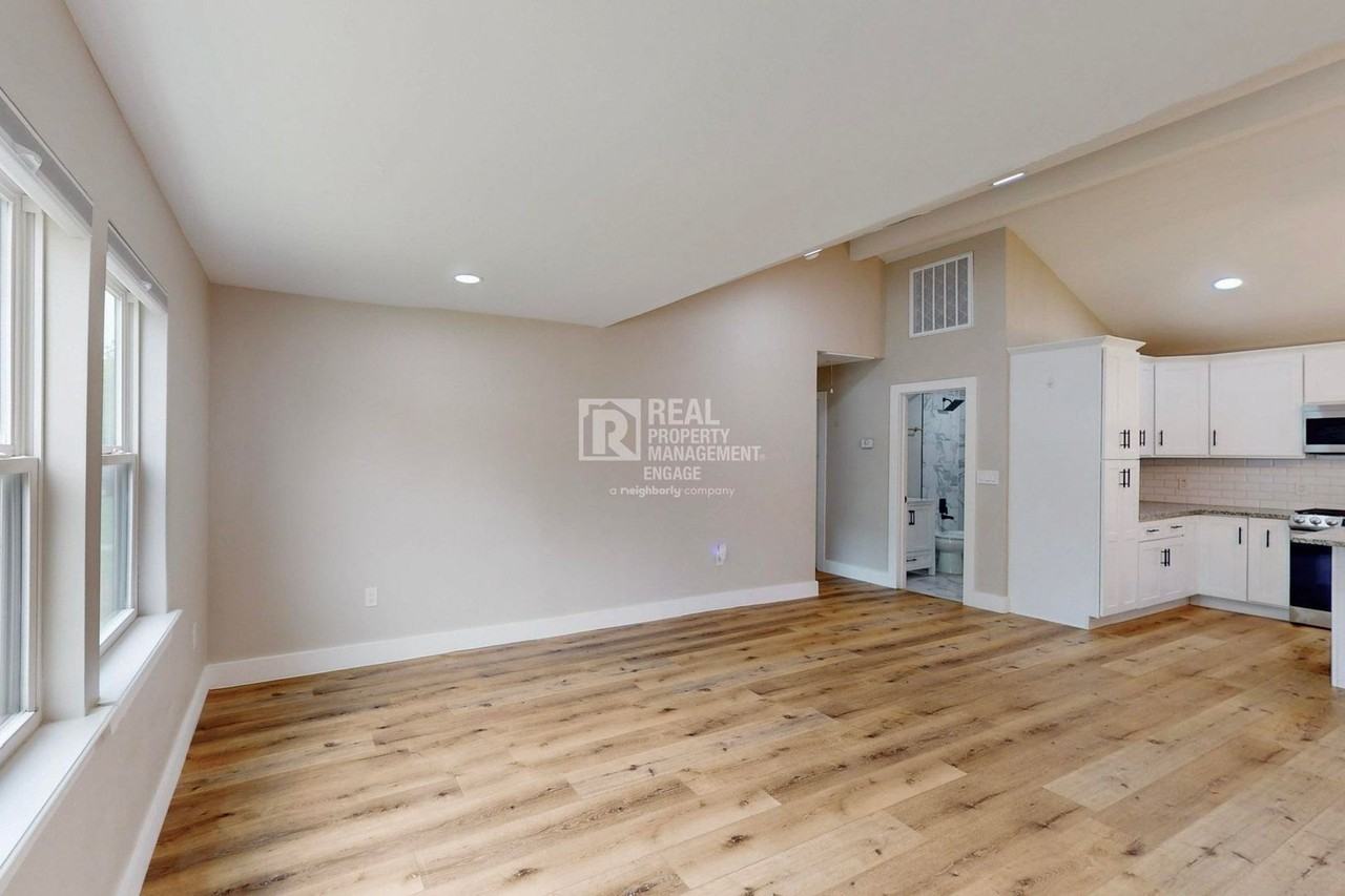 1518 Abbott Dr - Photo 4 of 31