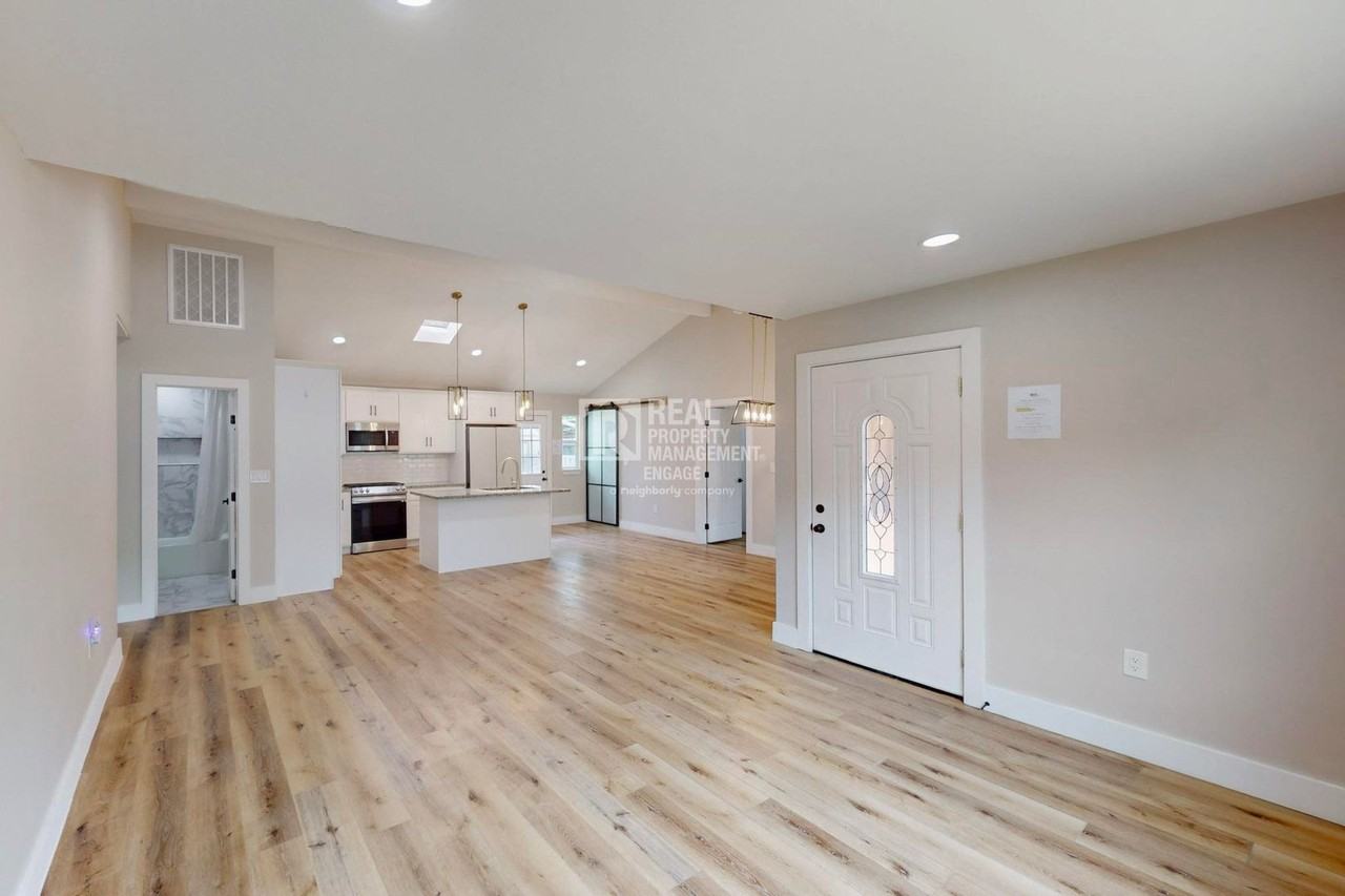 1518 Abbott Dr - Photo 5 of 31