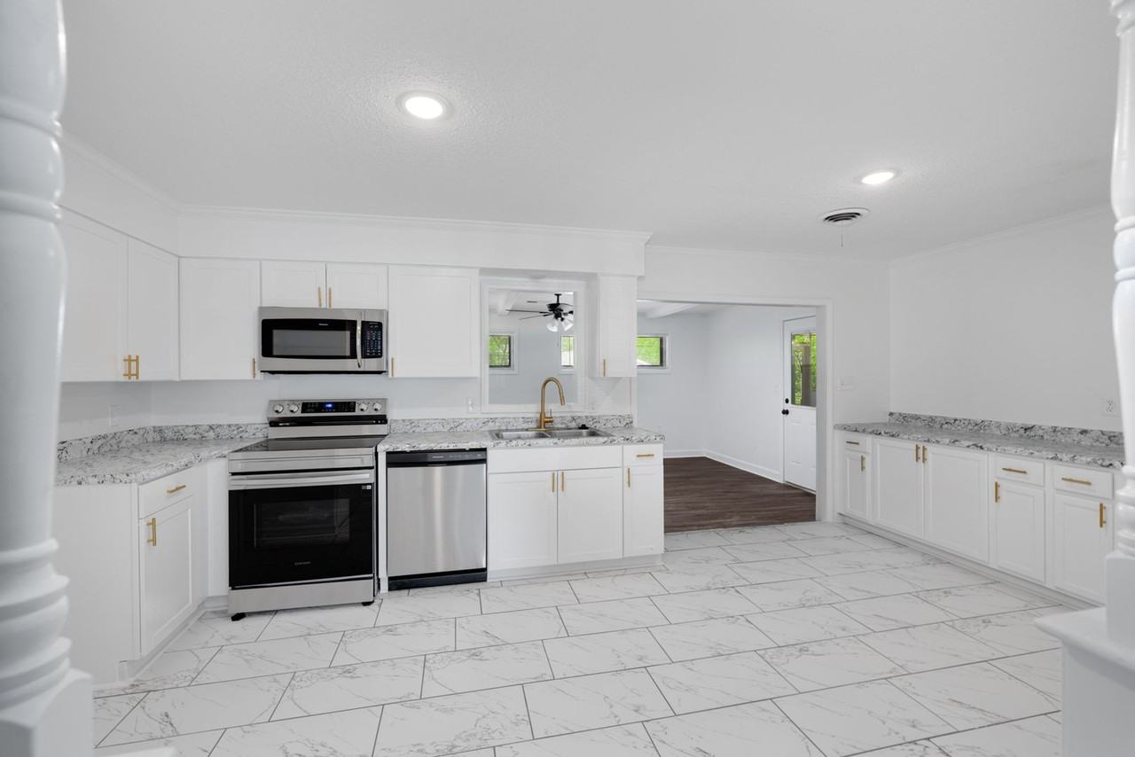 8228 Brooksville Cv - Photo 4 of 17