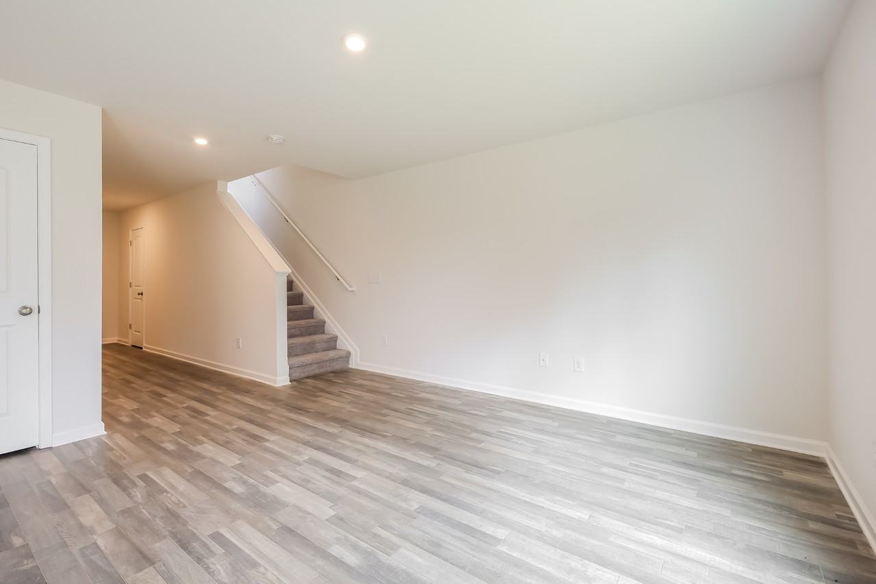 128 Colonial Walk - Photo 3 of 16