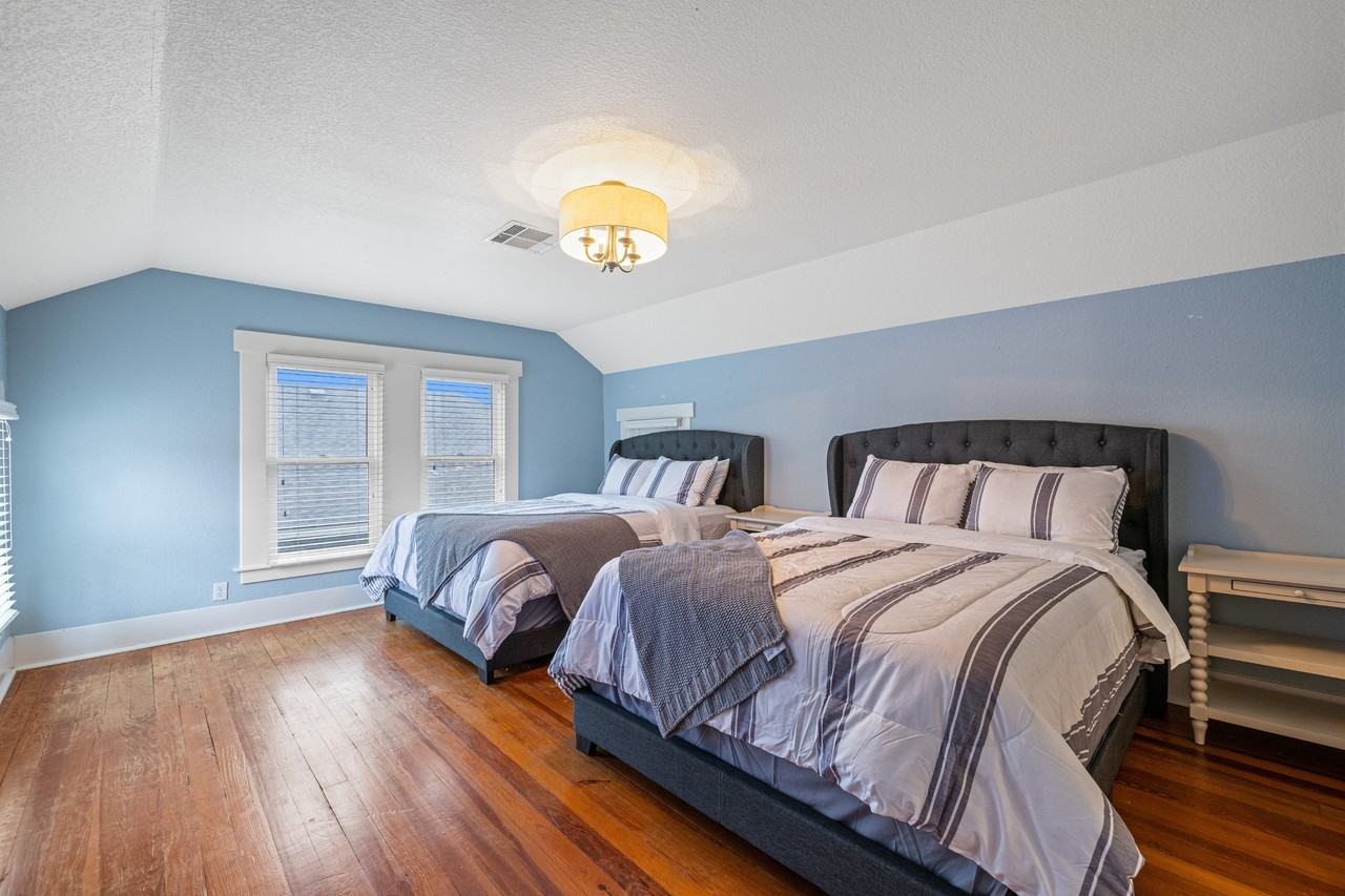 1211 Lexington St - Photo 2 of 20