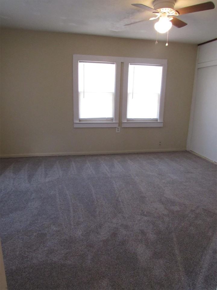 200 S Willow St - Photo 5 of 10