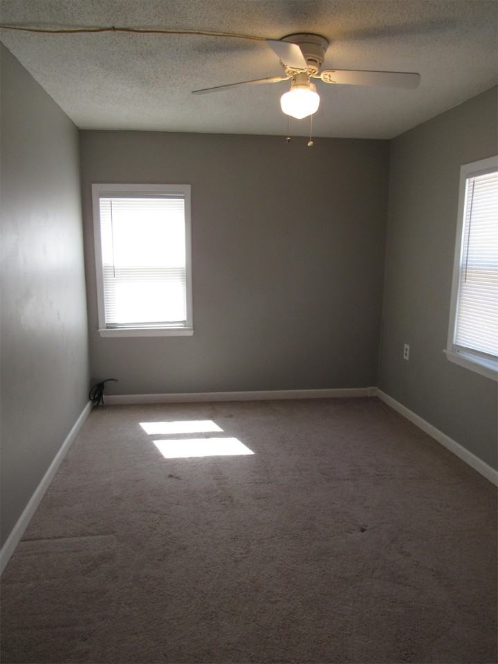 200 S Willow St - Photo 6 of 10