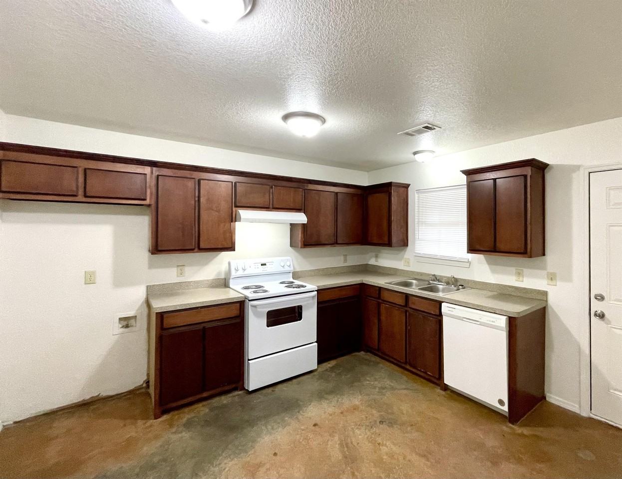 473766 Eastroad - Photo 2 of 18