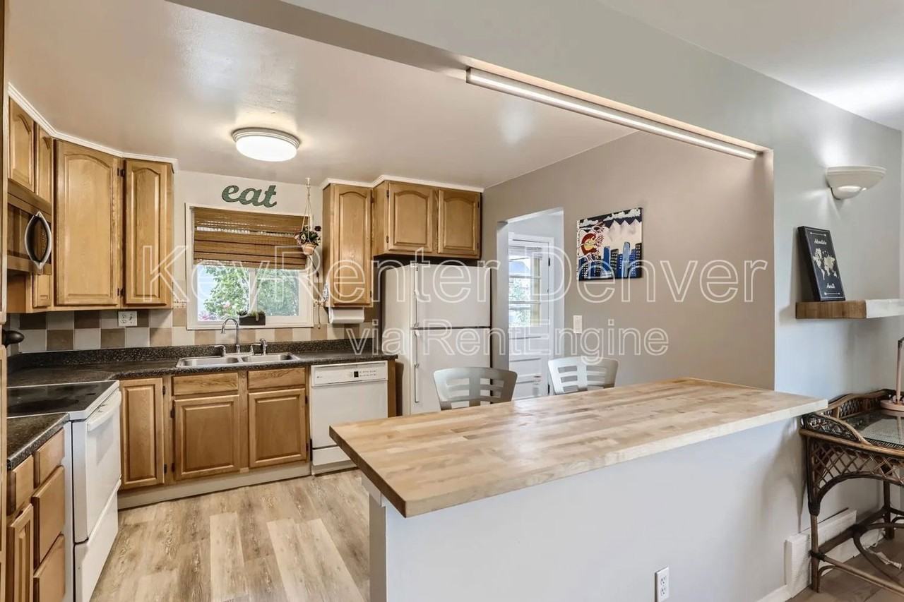 2075 Iris St - Photo 3 of 9