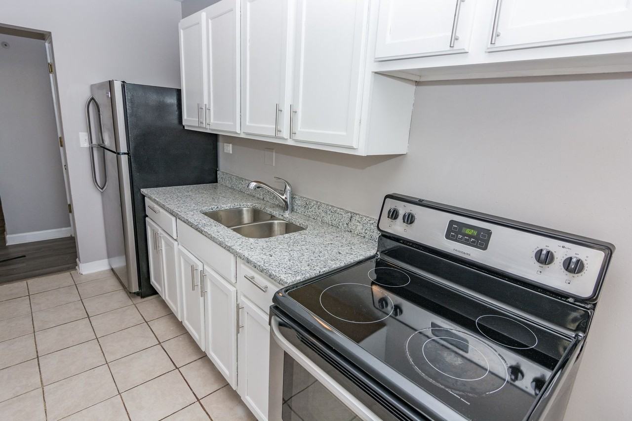 7147 S Jeffery - Photo 4 of 12