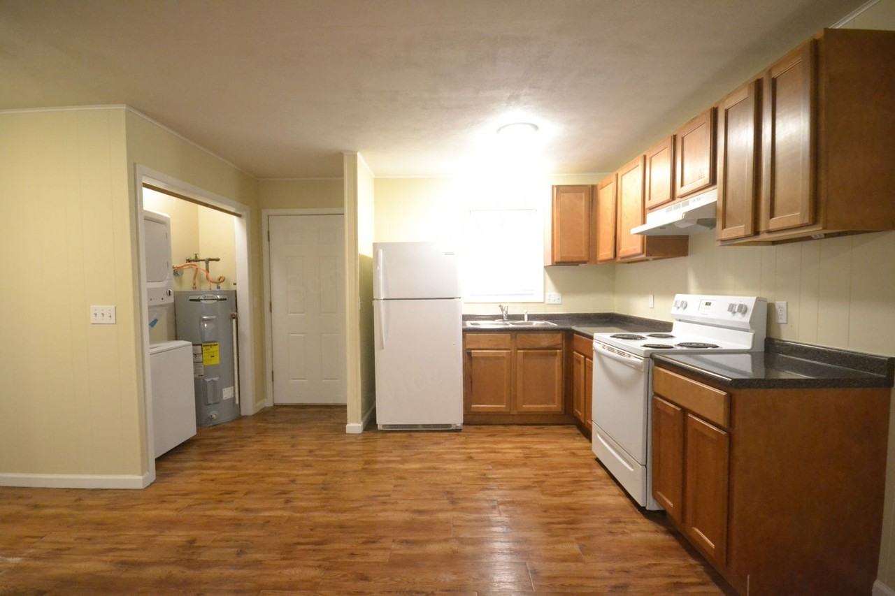 210 W Austin St - Photo 2 of 13