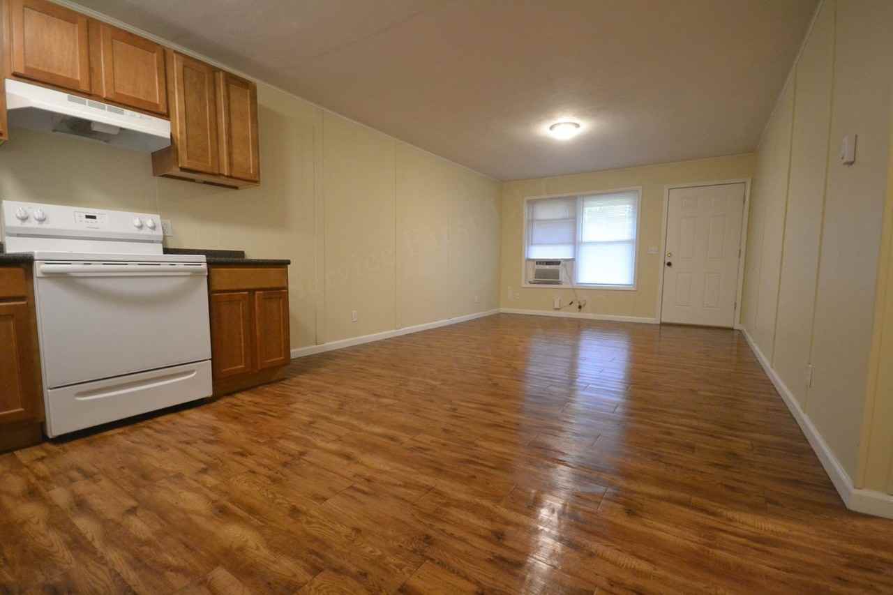 210 W Austin St - Photo 3 of 13