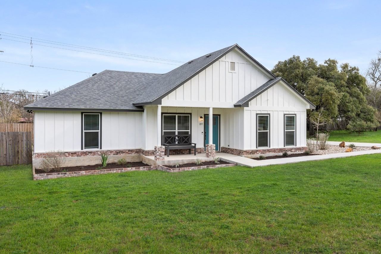 211 Woodcreek Dr - Photo 2 of 25