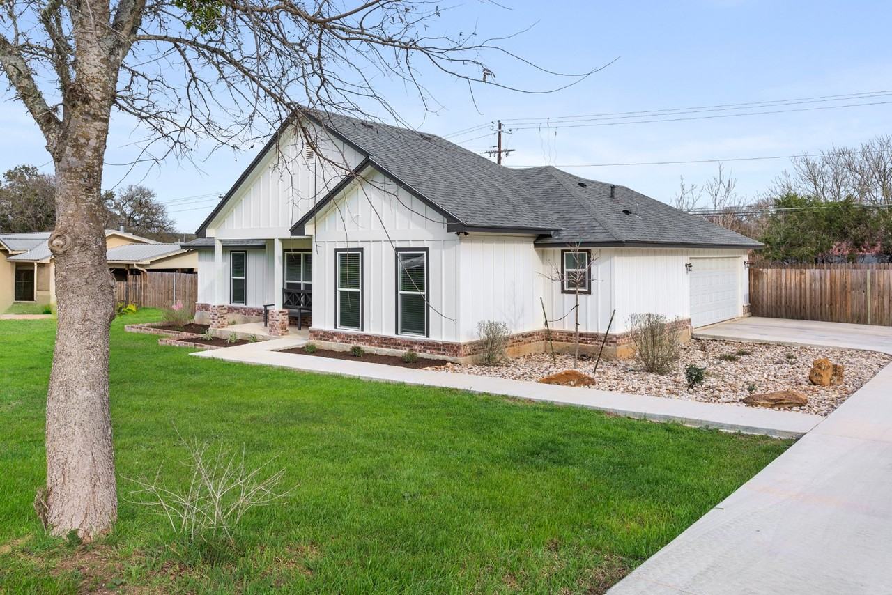 211 Woodcreek Dr - Photo 3 of 25